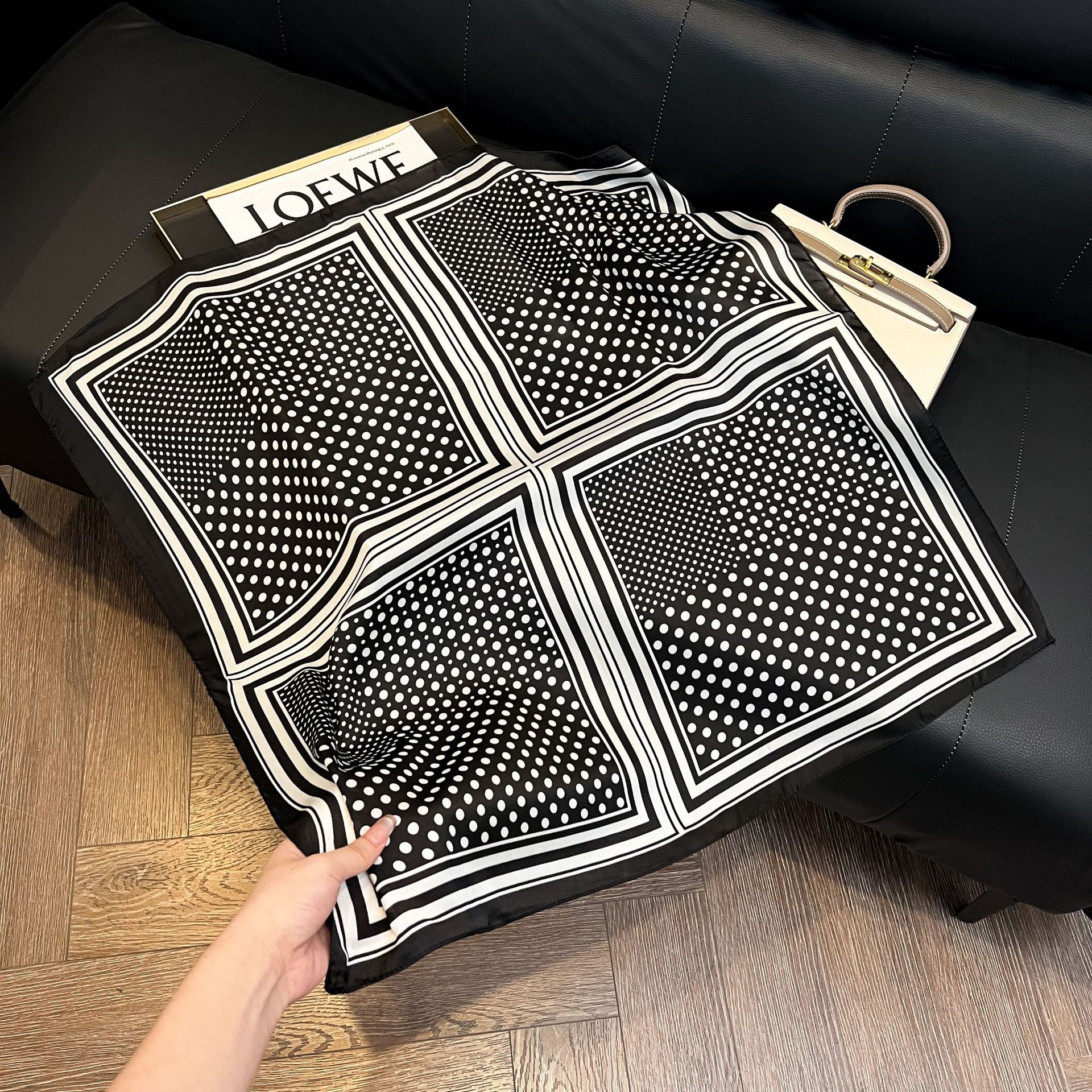 Luxury Square Silk-like Scarf  – Scarf Silk Square recenzja i cena