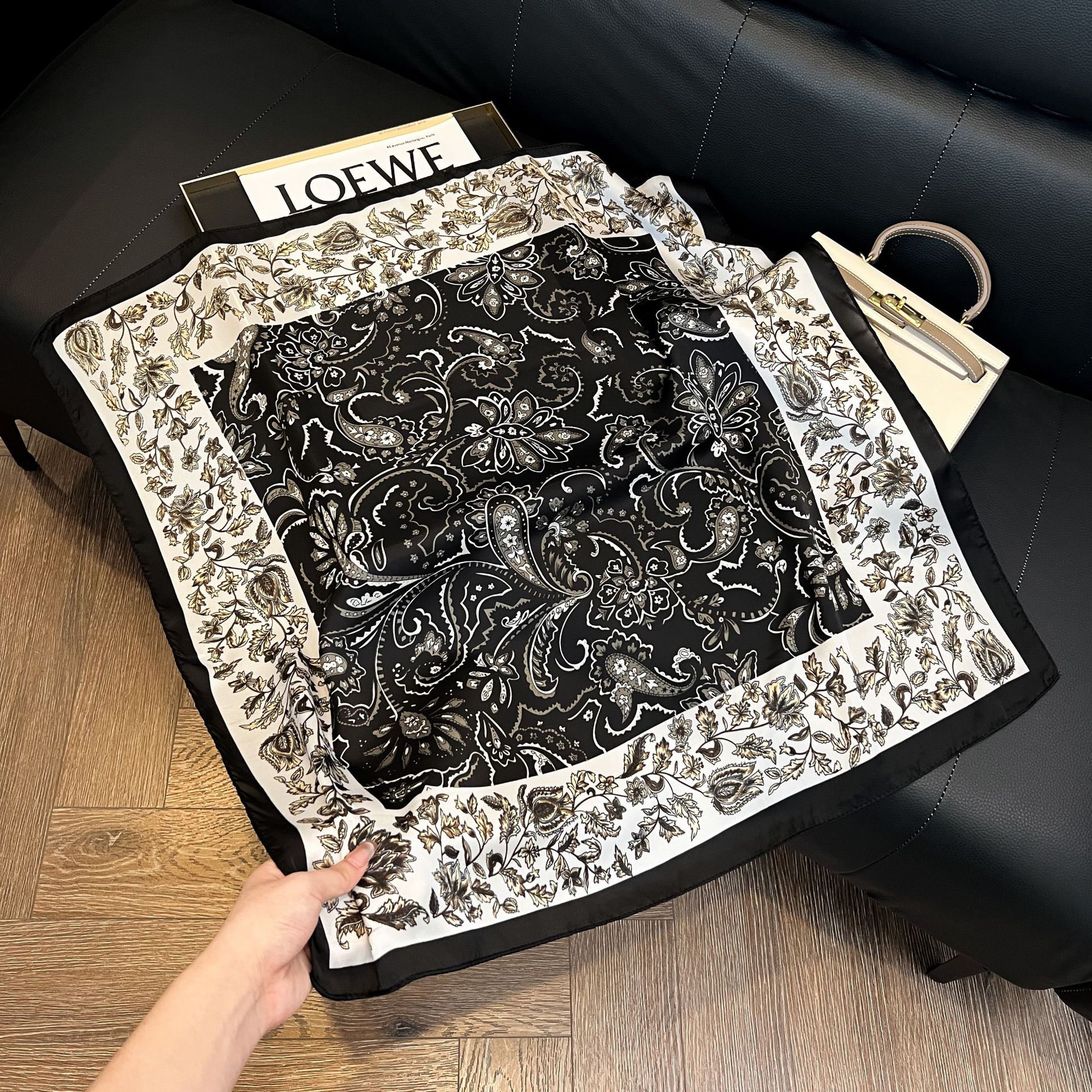 Luxury Square Silk-like Scarf  – Scarf Silk Square recenzja i cena
